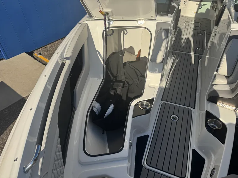 Slide: The Image of Sea Ray SLX 260 2026 - 49