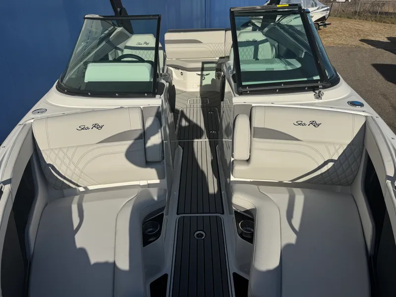 Slide: The Image of Sea Ray SLX 260 2026 - 50