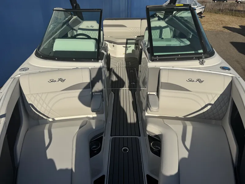 Slide: The Image of Sea Ray SLX 260 2026 - 51