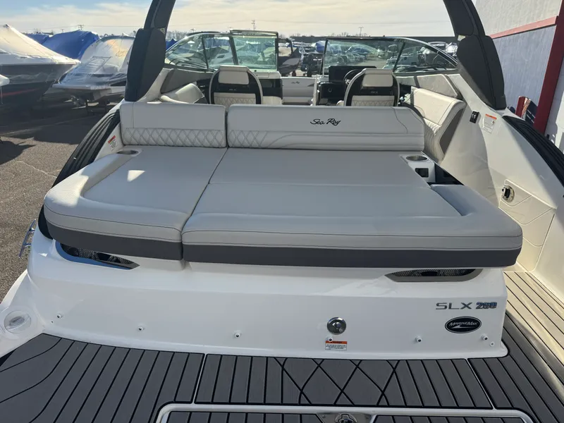Slide: The Image of Sea Ray SLX 260 2026 - 7