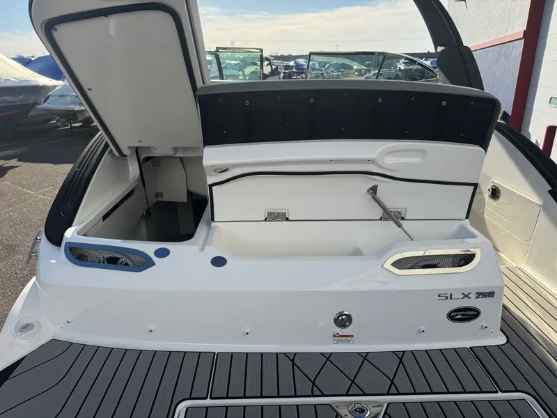 Slide: The Image of Sea Ray SLX 260 2026 - 8