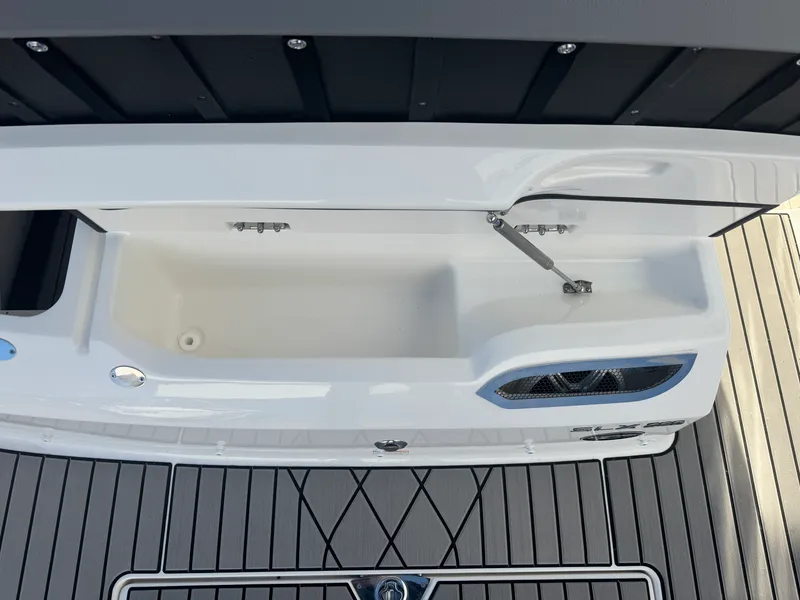 Slide: The Image of Sea Ray SLX 260 2026 - 9