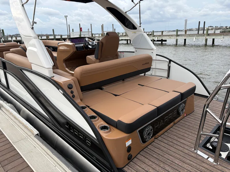 Slide: The Image of Harris Grand Mariner 250 2026 - 17