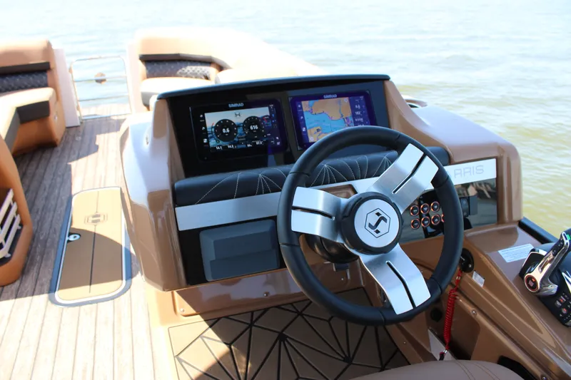 Slide: The Image of Harris Grand Mariner 250 2026 - 31