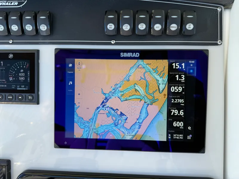 Slide: The Image of Boston Whaler 250 Outrage 2026 - 10