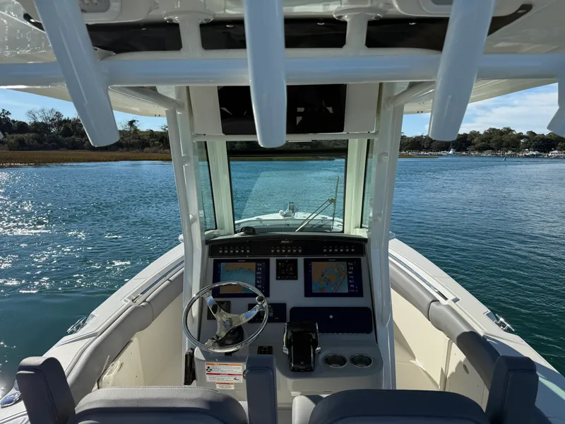 Slide: The Image of Boston Whaler 250 Outrage 2026 - 11
