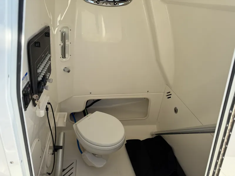 Slide: The Image of Boston Whaler 250 Outrage 2026 - 12