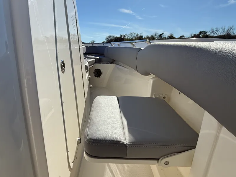 Slide: The Image of Boston Whaler 250 Outrage 2026 - 13