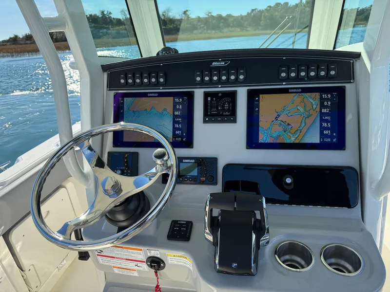 Slide: The Image of Boston Whaler 250 Outrage 2026 - 9
