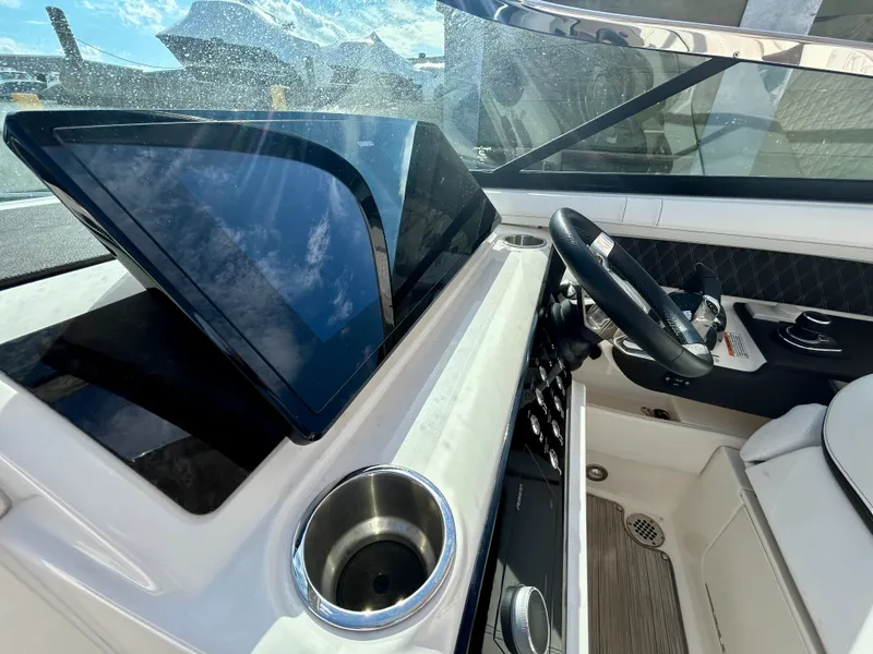 Slide: The Image of Sea Ray SLX 310 OB 2020 - 17