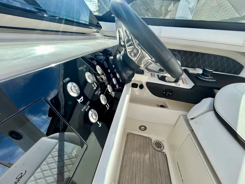 Slide: The Image of Sea Ray SLX 310 OB 2020 - 18