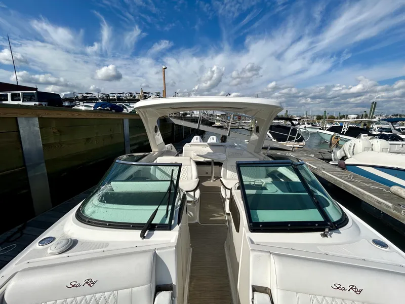 Slide: The Image of Sea Ray SLX 310 OB 2020 - 23