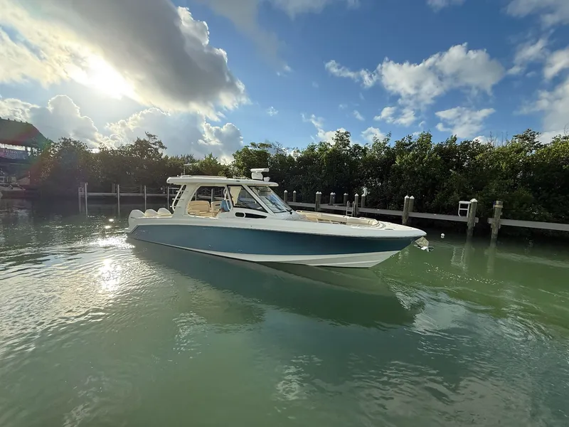 The Image of Boston Whaler 350 REALM 2021 - 0