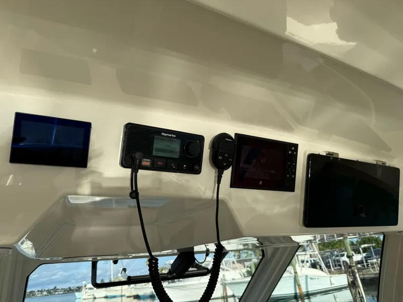 Slide: The Image of Boston Whaler 350 REALM 2021 - 10