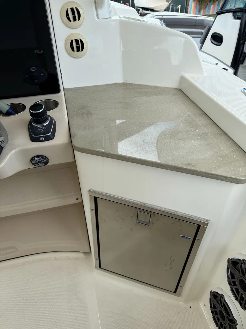 Slide: The Image of Boston Whaler 350 REALM 2021 - 11