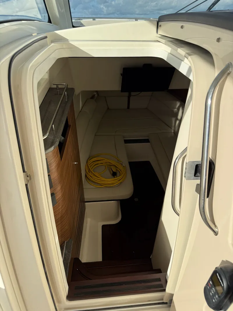 Slide: The Image of Boston Whaler 350 REALM 2021 - 13