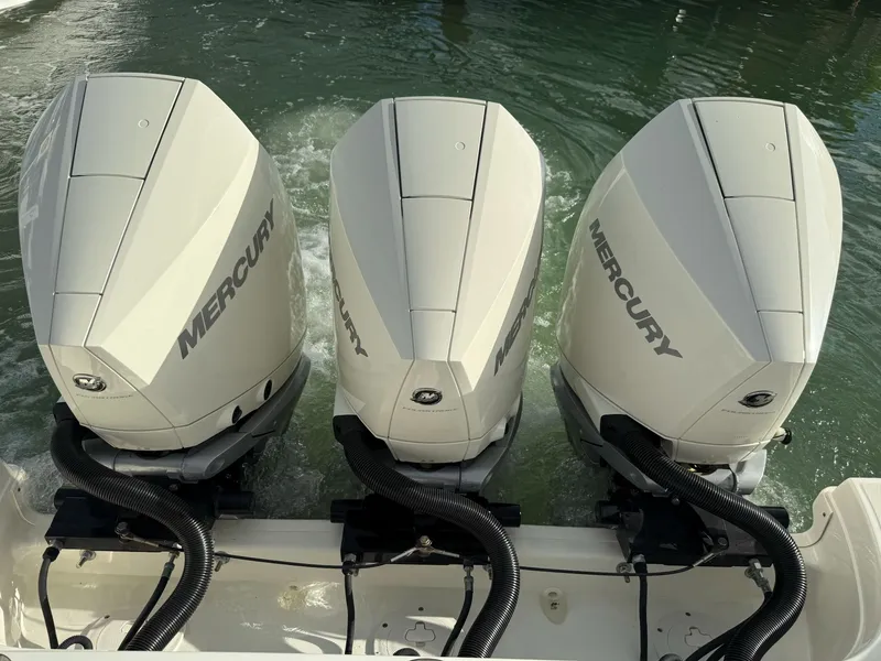 Slide: The Image of Boston Whaler 350 REALM 2021 - 16