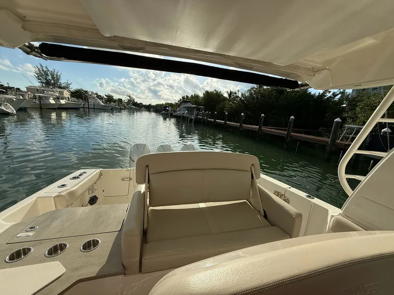 Slide: The Image of Boston Whaler 350 REALM 2021 - 17