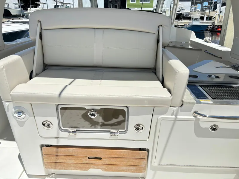 Slide: The Image of Boston Whaler 350 REALM 2021 - 18