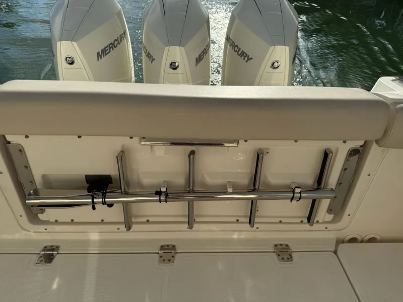 Slide: The Image of Boston Whaler 350 REALM 2021 - 20
