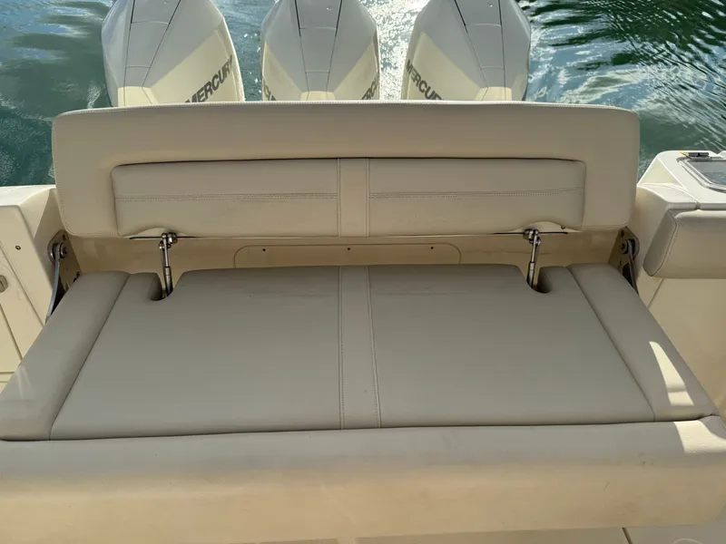 Slide: The Image of Boston Whaler 350 REALM 2021 - 21