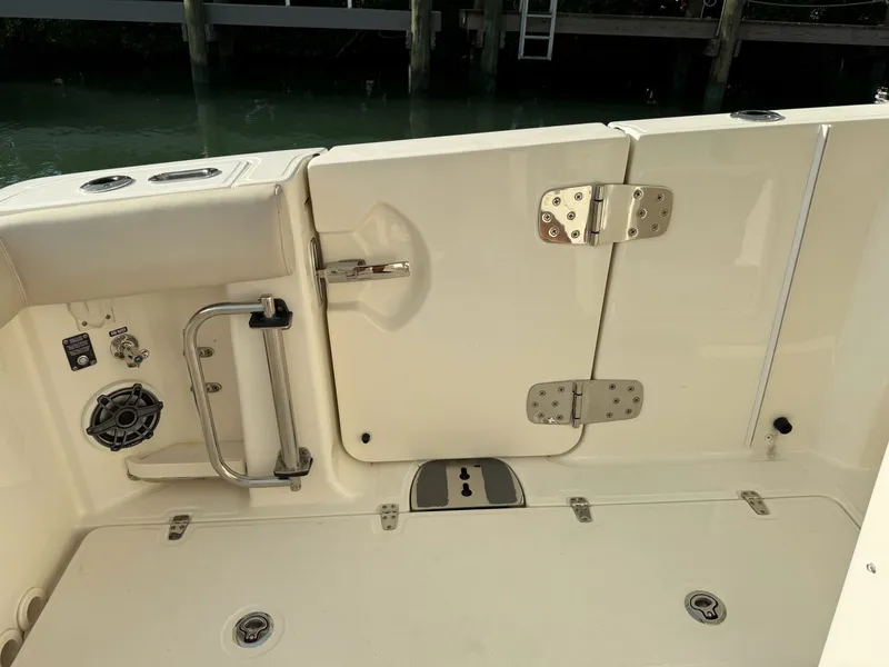 Slide: The Image of Boston Whaler 350 REALM 2021 - 22