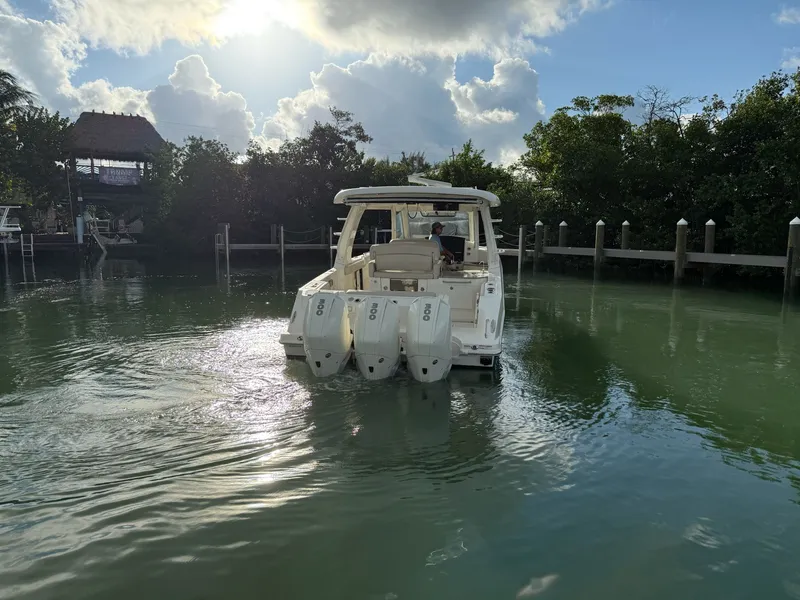 Slide: The Image of Boston Whaler 350 REALM 2021 - 4