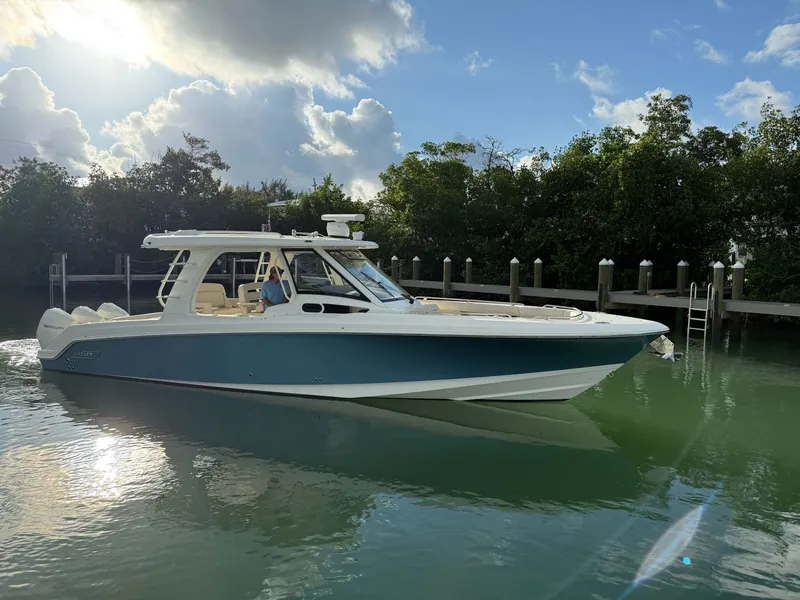 Slide: The Image of Boston Whaler 350 REALM 2021 - 6