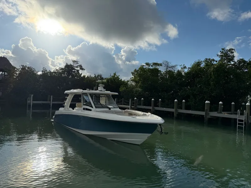 Slide: The Image of Boston Whaler 350 REALM 2021 - 7