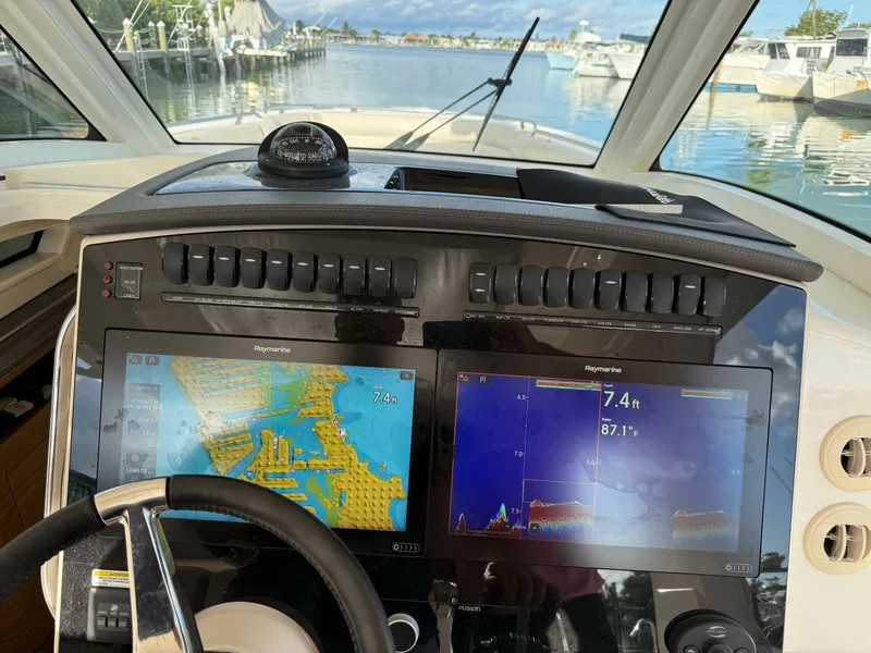 Slide: The Image of Boston Whaler 350 REALM 2021 - 8