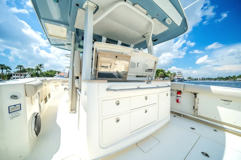 Slide: The Image of Boston Whaler 380 OUTRAGE 2022 - 34