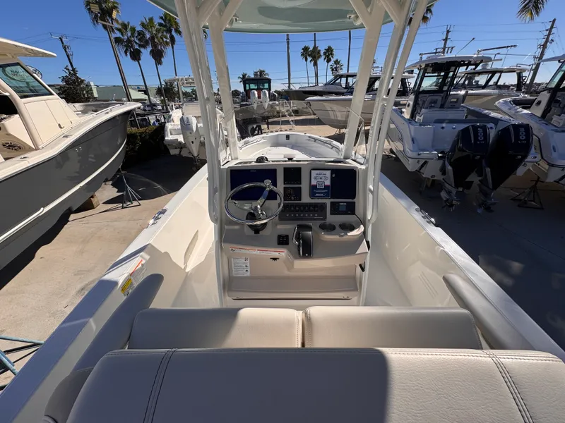 Slide: The Image of Boston Whaler 250 Dauntless 2026 - 15