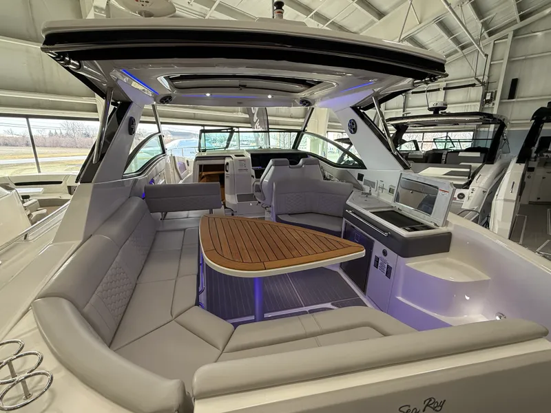 Slide: The Image of Sea Ray Sundancer 320 2026 - 85