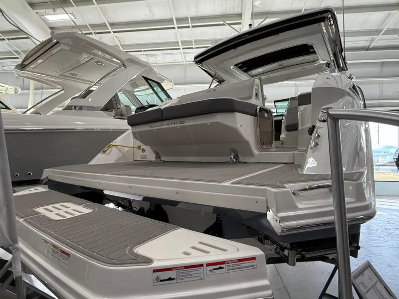 Slide: The Image of Sea Ray Sundancer 320 2026 - 82