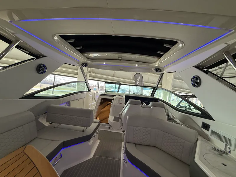 Slide: The Image of Sea Ray Sundancer 320 2026 - 99