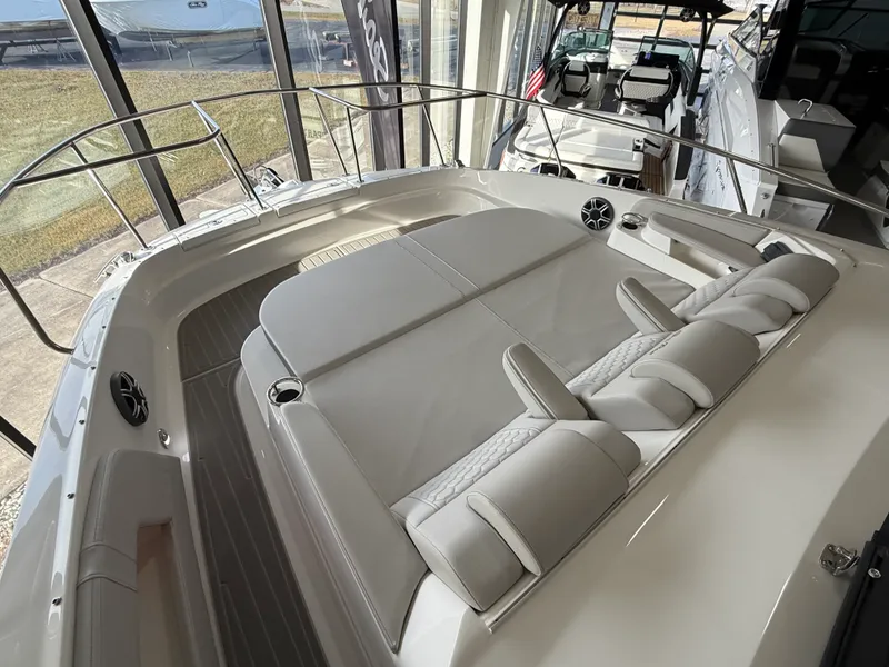 Slide: The Image of Sea Ray Sundancer 320 2026 - 88