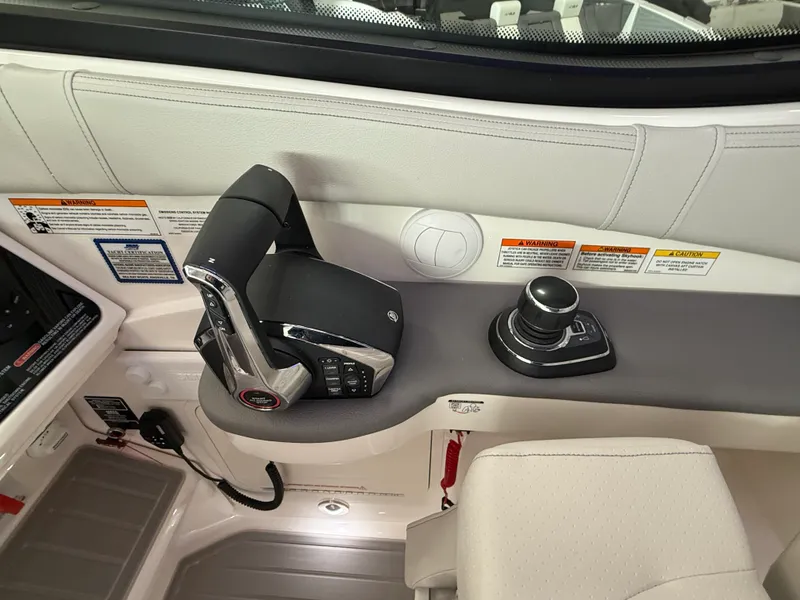 Slide: The Image of Sea Ray Sundancer 320 2026 - 91