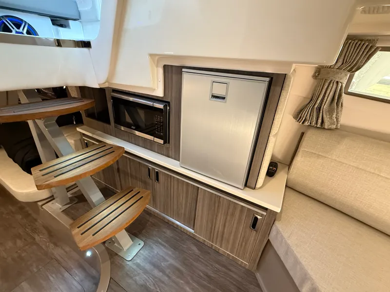 Slide: The Image of Sea Ray Sundancer 320 2026 - 95