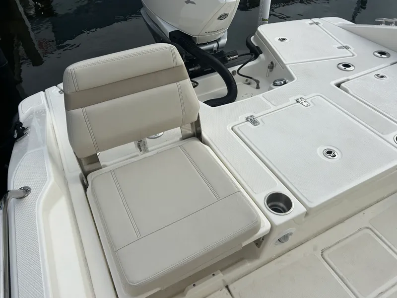 Slide: The Image of Boston Whaler 250 DAUNTLESS 2024 - 22