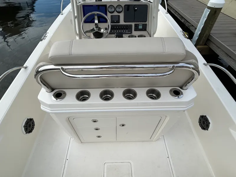 Slide: The Image of Boston Whaler 250 DAUNTLESS 2024 - 8