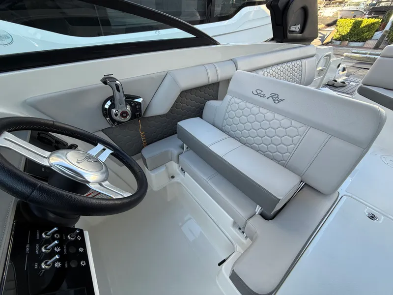 Slide: The Image of Sea Ray SDX 270 Outboard 2024 - 10