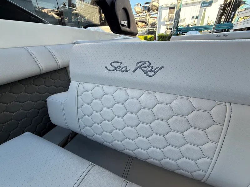 Slide: The Image of Sea Ray SDX 270 Outboard 2024 - 22
