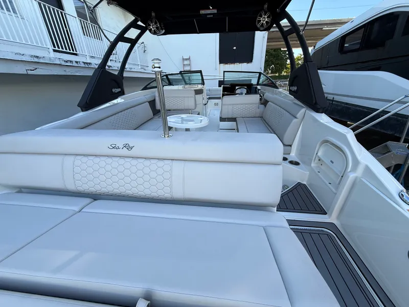 Slide: The Image of Sea Ray SDX 270 Outboard 2024 - 4