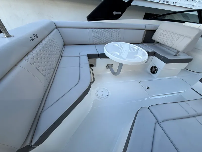 Slide: The Image of Sea Ray SDX 270 Outboard 2024 - 5