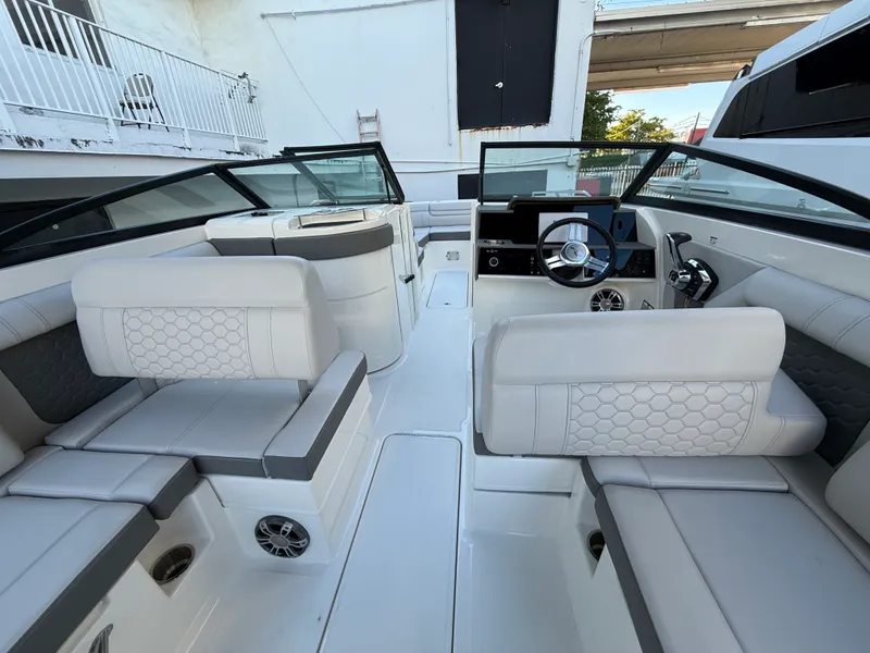 Slide: The Image of Sea Ray SDX 270 Outboard 2024 - 8