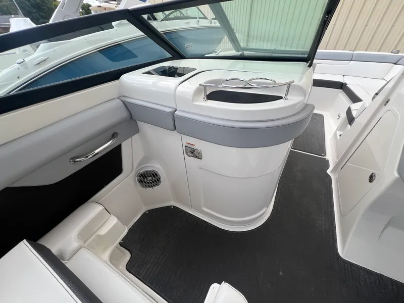 Slide: The Image of Sea Ray 270 SUNDECK 2017 - 10