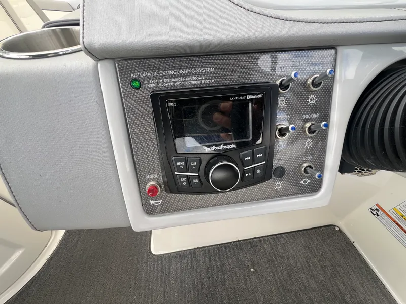 Slide: The Image of Sea Ray 270 SUNDECK 2017 - 12