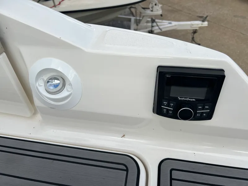 Slide: The Image of Sea Ray 270 SUNDECK 2017 - 17