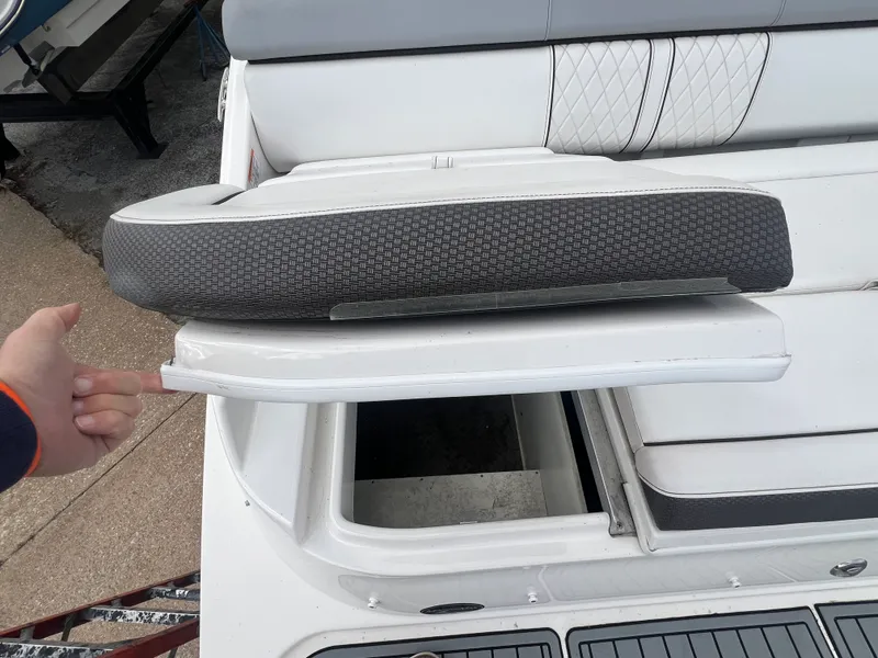 Slide: The Image of Sea Ray 270 SUNDECK 2017 - 4