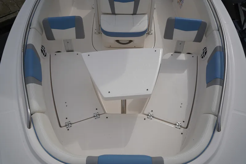 Slide: The Image of Robalo R230 2023 - 29